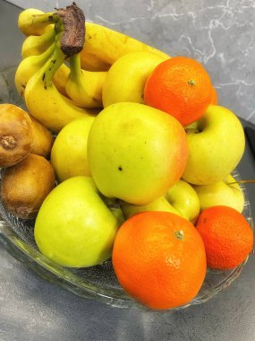 Masada taze meyve, mandalina, portakal, narenciye, kivi, elma, muz, sağlıklı yiyecek, vegan, lezzetli atıştırmalık