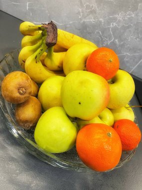 Masada taze meyve, mandalina, portakal, narenciye, kivi, elma, muz, sağlıklı yiyecek, vegan, lezzetli atıştırmalık