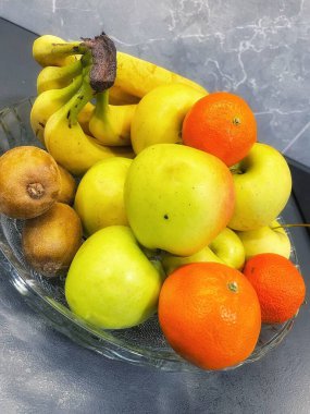 Masada taze meyve, mandalina, portakal, narenciye, kivi, elma, muz, sağlıklı yiyecek, vegan, lezzetli atıştırmalık