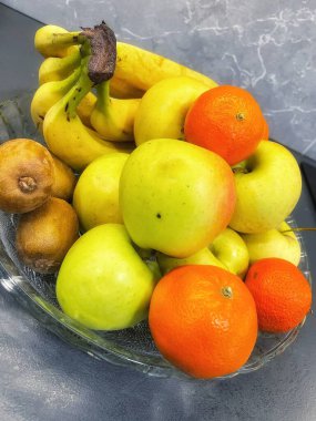 Masada taze meyve, mandalina, portakal, narenciye, kivi, elma, muz, sağlıklı yiyecek, vegan, lezzetli atıştırmalık