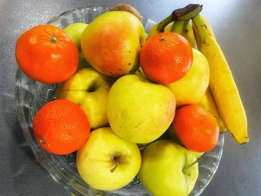 Masada taze meyve, mandalina, portakal, narenciye, kivi, elma, muz, sağlıklı yiyecek, vegan, lezzetli atıştırmalık