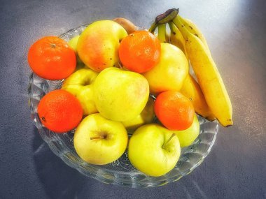 Masada taze meyve, mandalina, portakal, narenciye, kivi, elma, muz, sağlıklı yiyecek, vegan, lezzetli atıştırmalık