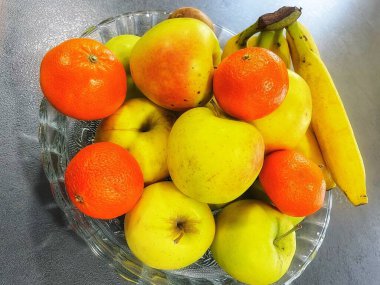 Masada taze meyve, mandalina, portakal, narenciye, kivi, elma, muz, sağlıklı yiyecek, vegan, lezzetli atıştırmalık