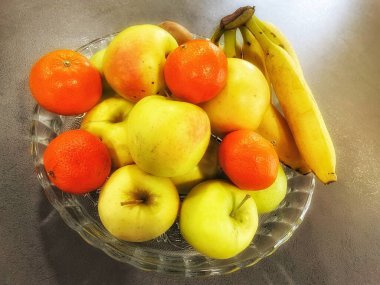 Masada taze meyve, mandalina, portakal, narenciye, kivi, elma, muz, sağlıklı yiyecek, vegan, lezzetli atıştırmalık