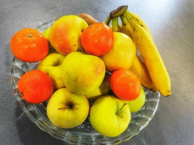 Masada taze meyve, mandalina, portakal, narenciye, kivi, elma, muz, sağlıklı yiyecek, vegan, lezzetli atıştırmalık