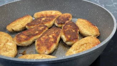 Et pirzolası kızartma tavasında yağda kızartılır.