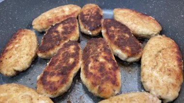 Et pirzolası kızartma tavasında yağda kızartılır.