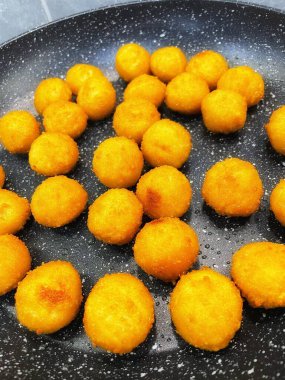 Kızarmış et ve peynir topları kızartma tavasında yağda kızartılır.