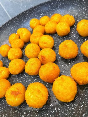 Kızarmış et ve peynir topları kızartma tavasında yağda kızartılır.