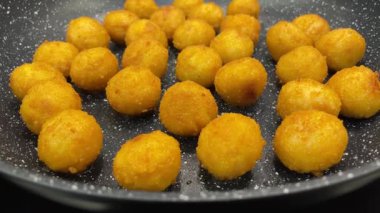 Kızarmış et ve peynir topları kızartma tavasında yağda kızartılır.