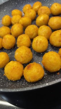 Kızarmış et ve peynir topları kızartma tavasında yağda kızartılır.