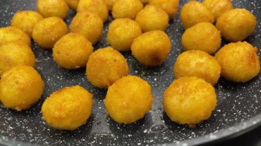 Kızarmış et ve peynir topları kızartma tavasında yağda kızartılır.