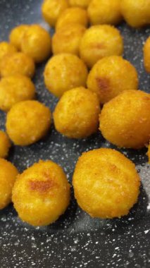 Kızarmış et ve peynir topları kızartma tavasında yağda kızartılır.