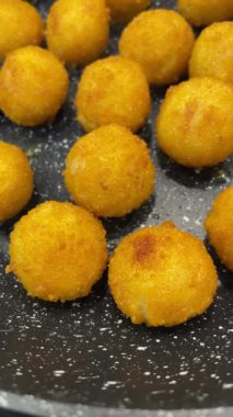 Kızarmış et ve peynir topları kızartma tavasında yağda kızartılır.