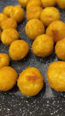 Kızarmış et ve peynir topları kızartma tavasında yağda kızartılır.