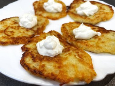 Patates tabağı, kızarmış patates gözlemesi, patates gözlemesi beyaz tabakta yatıyor.