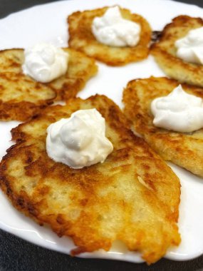 Patates tabağı, kızarmış patates gözlemesi, patates gözlemesi beyaz tabakta yatıyor.