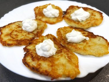 Patates tabağı, kızarmış patates gözlemesi, patates gözlemesi beyaz tabakta yatıyor.