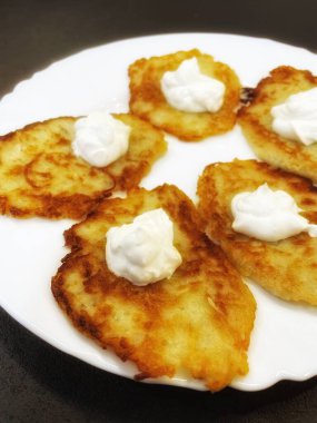 Patates tabağı, kızarmış patates gözlemesi, patates gözlemesi beyaz tabakta yatıyor.