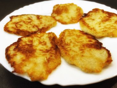 Patates tabağı, kızarmış patates gözlemesi, patates gözlemesi beyaz tabakta yatıyor.