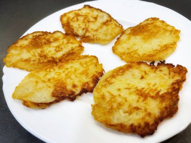 Patates tabağı, kızarmış patates gözlemesi, patates gözlemesi beyaz tabakta yatıyor.