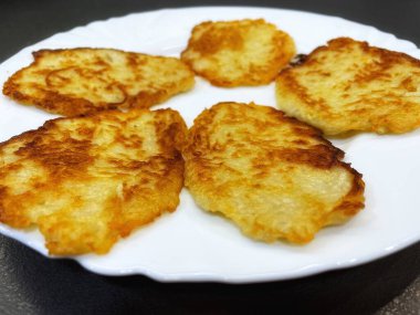 Patates tabağı, kızarmış patates gözlemesi, patates gözlemesi beyaz tabakta yatıyor.