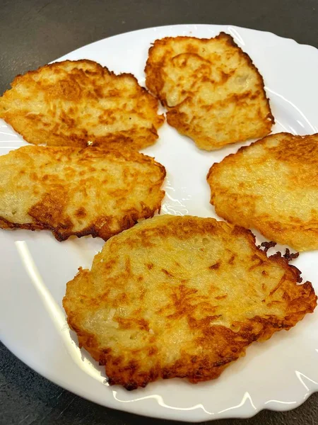 Patates tabağı, kızarmış patates gözlemesi, patates gözlemesi beyaz tabakta yatıyor.