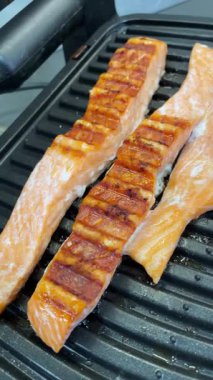 Kırmızı balık, somon, deniz ürünleri, ızgara, sağlıklı yemek, yemek pişirme, mutfak.