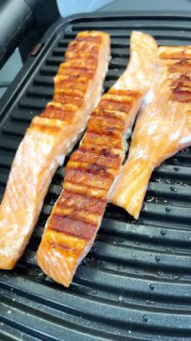 Kırmızı balık, somon, deniz ürünleri, ızgara, sağlıklı yemek, yemek pişirme, mutfak.