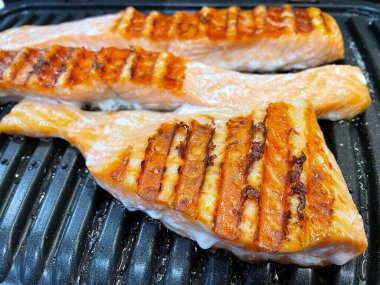 Izgarada baharatlı somon bifteği