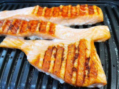 Baharatlı ızgara somon bifteği