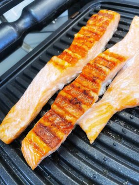 Izgarada ızgara somon filetosu.