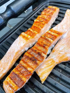 Somon ızgara biftek sebze ve baharatlar