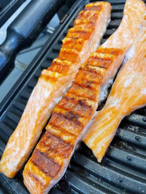 Baharatlı taze somon.