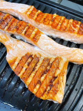 Izgarada ızgara tavuk göğsü