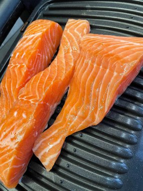 Somon bifteği ve taze somon.