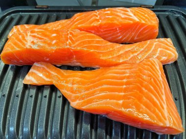 Baharat ile taze somon fileto