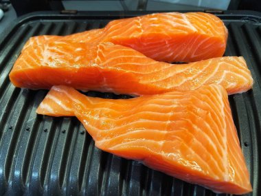 Taze çiğ somon ve masada tuz.