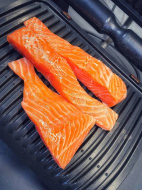 Izgarada ızgara somon