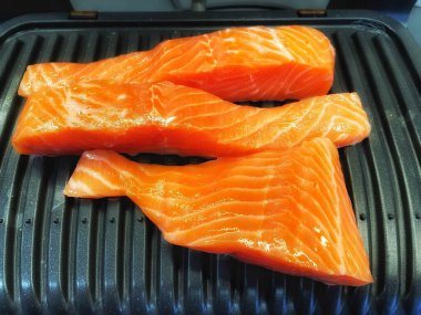 Taze somon bifteği masada.