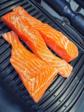 Baharat ile taze somon steak