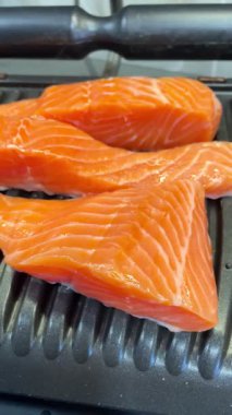 Kırmızı balık, somon, deniz ürünleri, ızgara, sağlıklı yemek, yemek pişirme, mutfak.