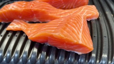 Kırmızı balık, somon, deniz ürünleri, ızgara, sağlıklı yemek, yemek pişirme, mutfak.