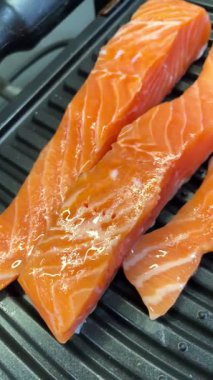 Kırmızı balık, somon, deniz ürünleri, ızgara, sağlıklı yemek, yemek pişirme, mutfak.