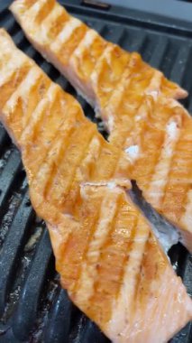 Kırmızı balık, somon, deniz ürünleri, ızgara, sağlıklı yemek, yemek pişirme, mutfak.