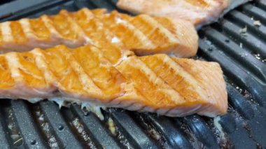 Kırmızı balık, somon, deniz ürünleri, ızgara, sağlıklı yemek, yemek pişirme, mutfak.