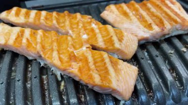 Kırmızı balık, somon, deniz ürünleri, ızgara, sağlıklı yemek, yemek pişirme, mutfak.