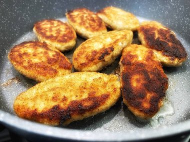 Tavuk nugget ve peynir.