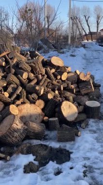 Odunlar dışarıda karların üzerinde yatıyor, odun, soğuk, sıcak, soğuk, kış