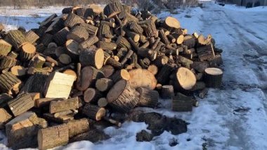 Odunlar dışarıda karların üzerinde yatıyor, odun, soğuk, sıcak, soğuk, kış